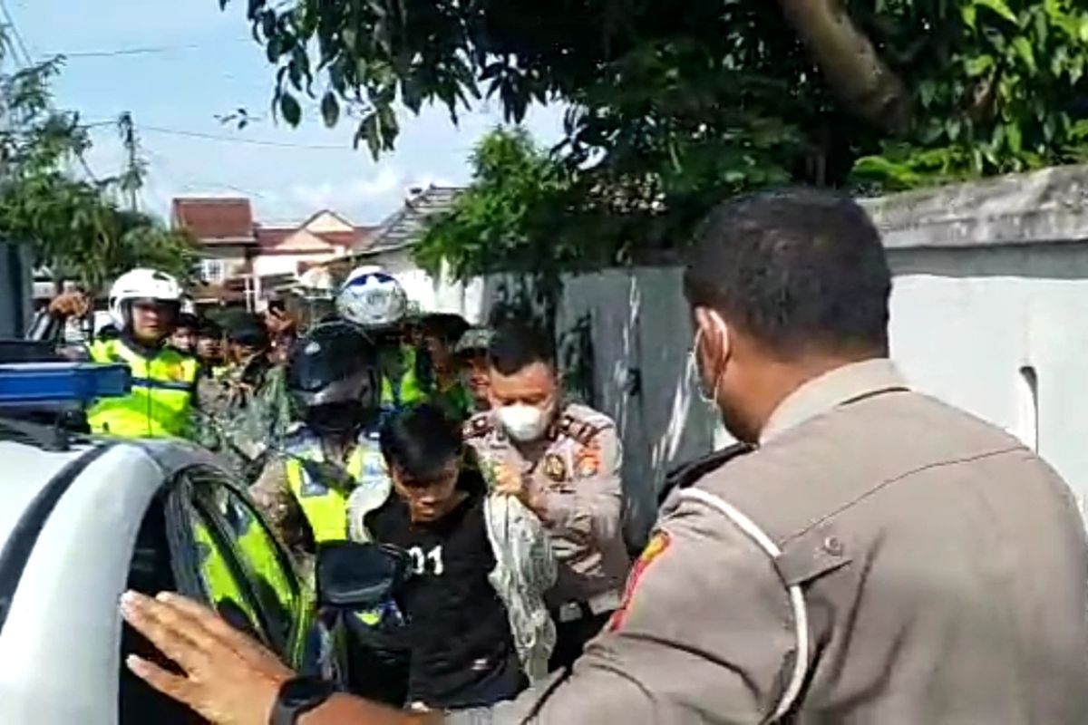 SF (22) pelaku pembegalan yang ditangkap polisi dan masyarakat saat hunting di daerah Way Halim, Senin (27/6/2022) siang. Polisi menemukan pelaku membawa senjata api rakitan.