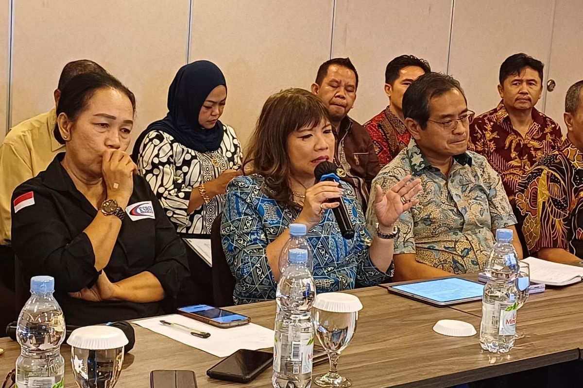 Ketua Apindo Shinta W Kamdani dalam Konferensi Pers terkait Tapera bersama Konfederasi Serikat Buruh Seluruh Indonesia (KSBSI) di kantor Apindo, Kuningan, Jakarta Selatan, Jumat (31/5/2024).