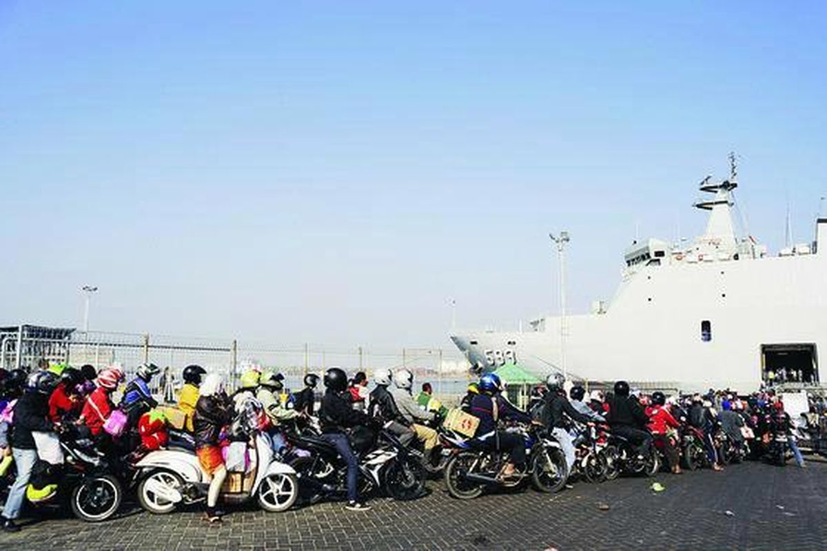 Pemudik sepeda motor mengantre masuk ke KRI Banda Aceh yang akan menuju Jakarta dari Pelabuhan Tanjung Emas, Kota Semarang, Jawa Tengah, Kamis (23/8). KRI Banda Aceh yang mampu mengangkut sekitar 2.000 kendaraan roda dua tersebut membantu  mengurangi kepadatan dan kecelakaan lalu lintas.