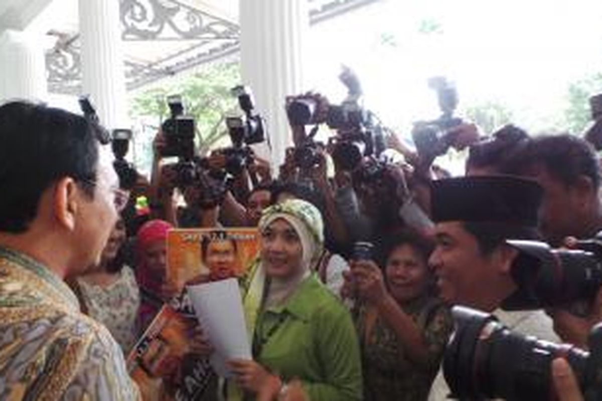 Gubernur DKI Jakarta Basuki Tjahaja Purnama saat menemui puluhan pendukungnya, di pendopo Balai Kota, Selasa (3/3/2015).