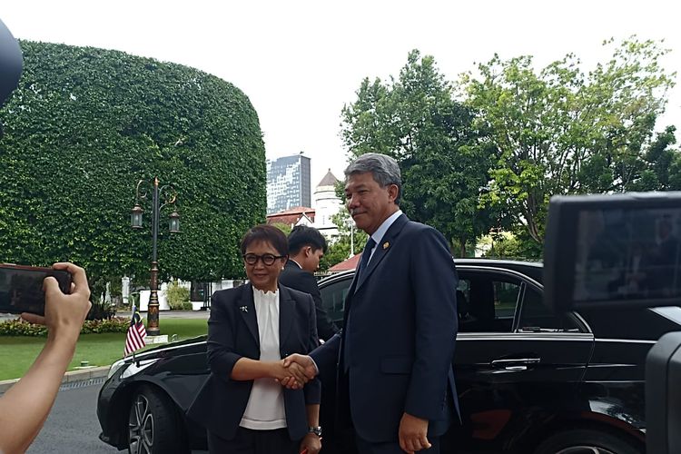 Menteri Luar Negeri RI Retno LP Marsudi dan Menteri Luar Negeri Malaysia Mohamad Bin Hasan usai melakukan kunjungan kehormatan atau courtesy call kepada Presiden Joko Widodo di Istana Negara, Jakarta Pusat, Selasa (6/2/2024). 