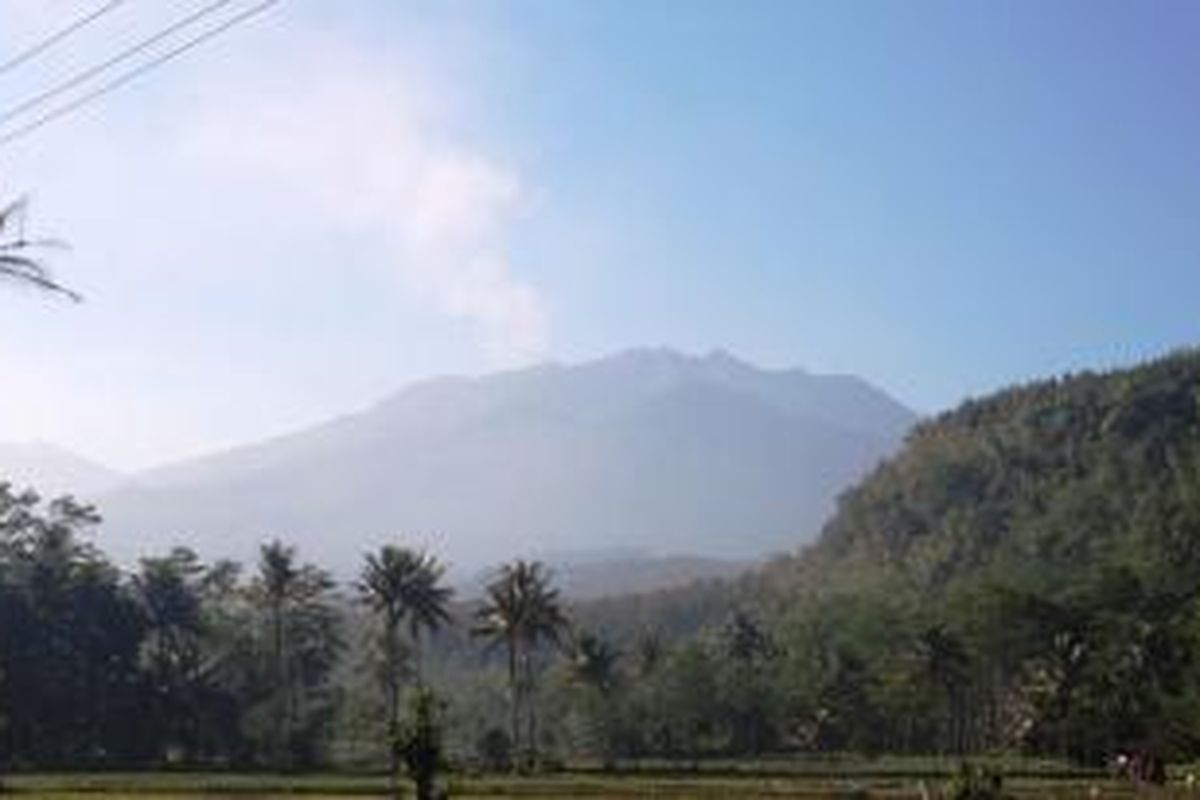 Kepulan asap keluar dari puncak Gunung Raung, terlihat jelas dari Desa Rowosari, Kecamatan Sumberjambe, Jember, Jawa Timur, Senin (29/6/2015).  
