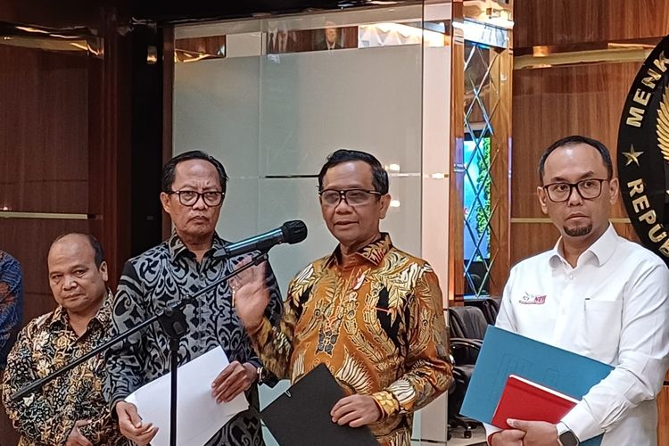 Menteri Koordinator Bidang Politik Hukum dan Keamanan (Menko Polhukam) Mahfud MD di kantornya di kawasan Jakarta, Senin (11/9/2023).