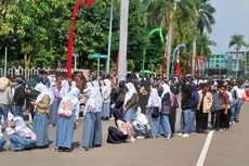 Vaksinasi Pelajar di Puspemkot Tangerang Membeludak, Antrean Mengular 240 Meter