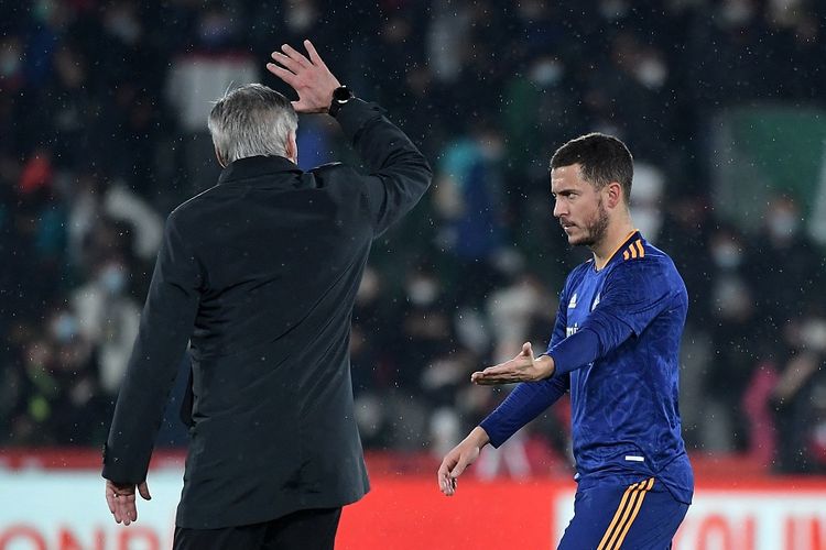 Gelandang serang Real Madrid Eden Hazard (kanan) berselebrasi dengan pelatih Real Madrid Carlo Ancelotti pada 16 besar Copa del Rey (Piala Raja) antara Elche vs Real Madrid di Stadion Martinez Valero di Elche pada 20 Januari 2022. Hazard kembali mencetak gol untuk Real Madrid setelah 188 hari, yakni pada laga pramusim melawan Club America di Stadion Oracle Park, San Francisco, California, Amerika Serikat, Rabu (27/7/2022) pagi WIB. Terkini, Hazard buka-bukaan soal hubungannya dengan pelatih Carlo Ancelotti menjelang laga Madrid vs Liverpool di Liga Champions 2022-2023.