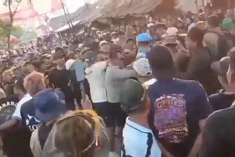 Berawal dari Ejekan “Barongan Ora Galak”, 2 Polisi Dikeroyok Saat Amankan Karnaval Agustusan di Blora