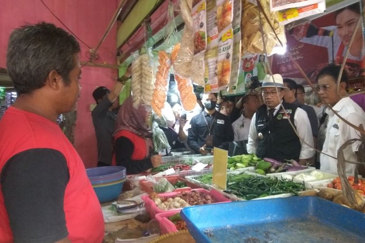 Gubernur Jawa Barat, Ridwan Kamil menanyakan sejumlah harga barang kepada pedagang di Pasar Galuh, Kecamatan Kawali, Kabupaten Ciamis, Rabu (26/10/2022).