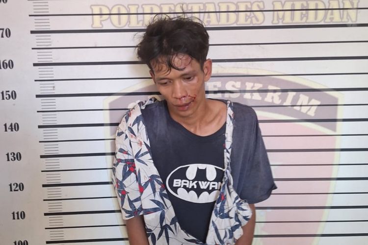 Ari Akbar (31) ditangkap karena menjambret kalung emas warga di Jalan Asia, Kecamatan Medan Area, Kota Medan pada Sabtu (31/8/2024). 