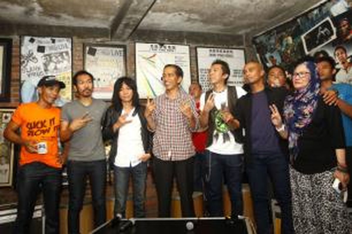 Para personel band Slank, yaitu  Kaka (kiri), Ridho Hafiedz (kedua dari kiri), Abdee Negara (ketiga dari kiri), Bimbim (ketiga dari kanan), dan Ivanka (kedua dari kanan), berpose bersama Joko Widodo (tengah) atau Jokowi, yang ketika itu masih berstatus bakal calon presiden, dan manajer Slank, Iffet Sidharta atau Bunda Iffet, di markas Slank, Gang Potlot III, Kalibata, Jakarta Selatan, Selasa (27/5/2014).  Dalam pertemuan itu Slank memberi masukan nama-nama yang layak duduk dalam pemerintahan jika Jokowi terpilih menjadi presiden.