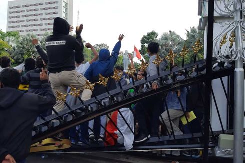 Massa yang Anarkistis Saat Aksi Omnibus Law di Surabaya Bukan Buruh