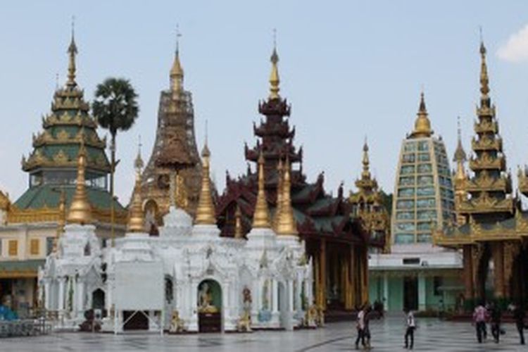 Shwe Da Gon Paya sudah berdiri sejak 2600 tahun silam. Pagoda yang dibangun sebagai penghormatan terhadap Sang Budha Gautama ini merupakan pagoda tertua dan terbesar di dunia. 