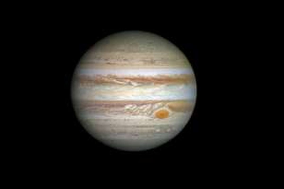 Titik merah Jupiter. Suhunya mencapai 1.300 derajat celsius, mengalahkan lava terpanas di Bumi.