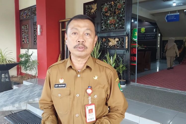 Sekda Kabupaten Sumenep, Edy Rasyadi, di halaman kantor Pemkab Sumenep.