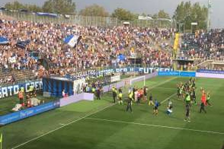 Para pemain Atalanta merayakan kemenangan atas Torino pada lanjutan Serie A di Stadion Stadion Atleti Azzurri d´Italia, Minggu (11/9/2016).