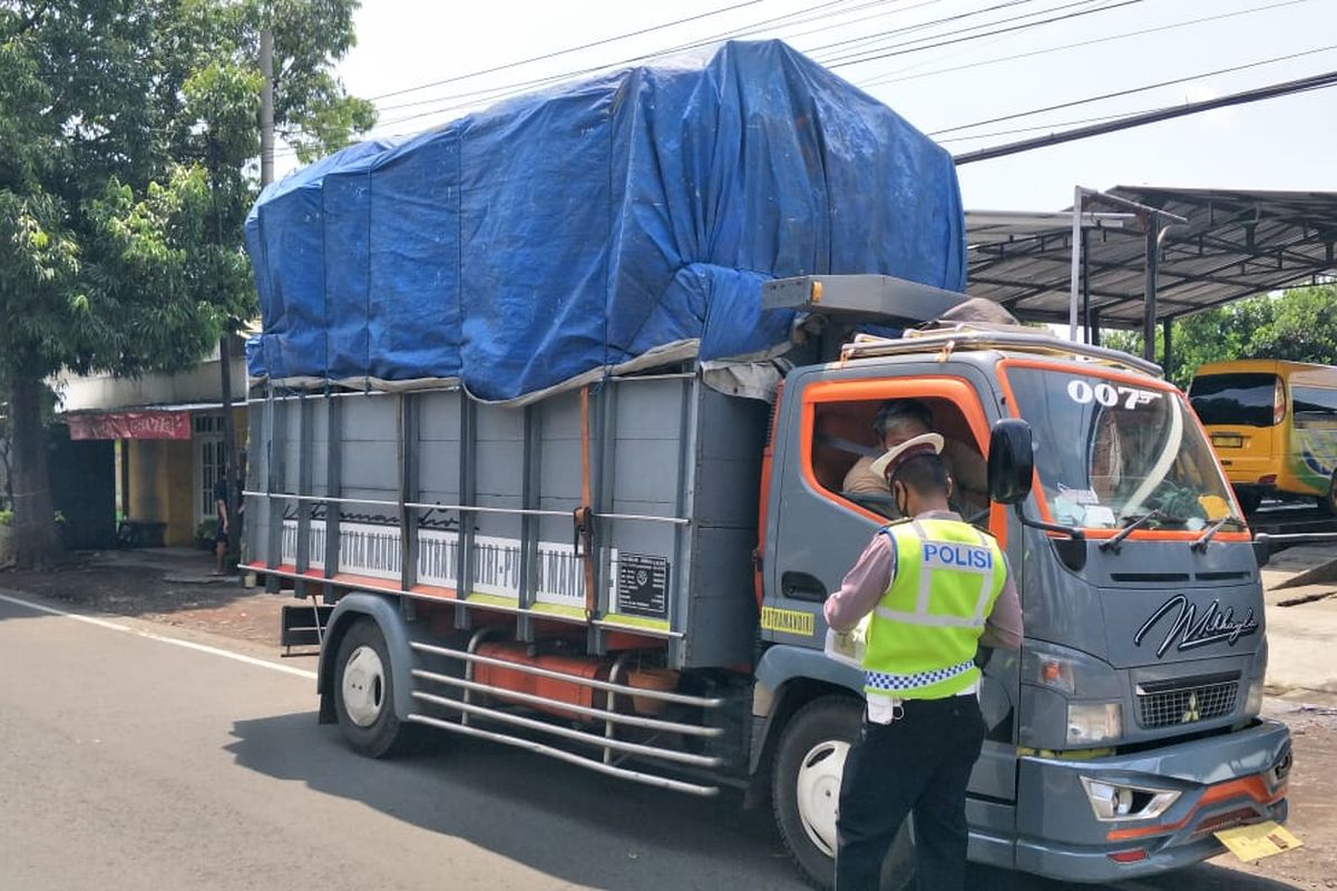 Polisi sedang melakukan penilangan terhadap truk ODOL di Kabupaten Lumajang, Senin (7/3/2022)