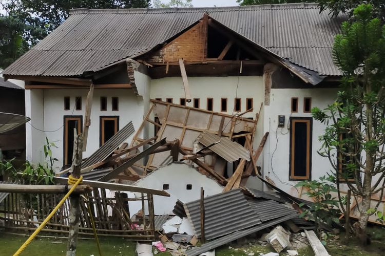 Rumah rusak di Pandeglang akibat gempa M 6,7 yang mengguncang Sumur, Pandeglang, Banten pada pukul 16.05 WIB.