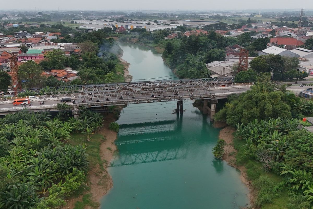 Air Sungai Citarum di Telukjambe Timur, Karawang, Jawa Barat berubah dari kecoklatan menjadi biru pada Sabtu (21/6/2025).