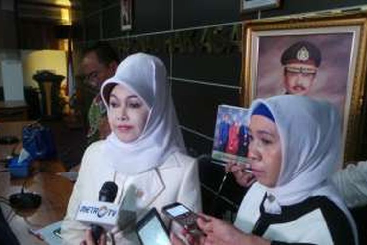 Istri korban ledakan RSAL Mintohardjo Tri Murni (kiri) dan Susilowati Muchtar (kanan) seusai mengadu kepada Komnas HAM, di Gedung Komnas HAM, Jakarta Pusat, Senin (9/5/2016).