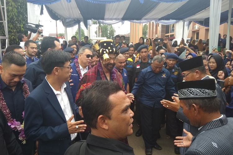 Ketua Umum Partai Nasdem Surya Paloh dan pengurus DPP serta DPW Sumut disambut dengan tarian adat tortor saat tiba di Kota Padang Sidempuan, Rabu (19/2/2020). Surya Paloh meminta kepada seluruh kader untuk mendukung kebijakan pemerintah Jokowi dan totalitas agar RUU Omnibus Law segera disahkan.