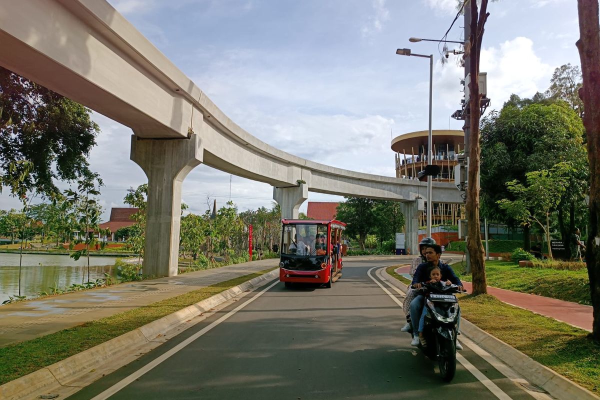 Bus listrik di Taman Mini Indonesia Indah, Jakarta Timur, Senin (23/1/2023).