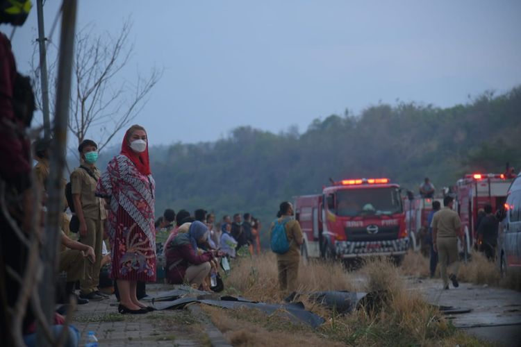 Wali Kota (Walkot) Semarang Hevearita Gunaryanti Rahayu meninjau lokasi kebakaran di Tempat Pemrosesan Akhir (TPA) Jatibarang di Kedungpane, Mijen, Semarang, Senin (18/9) sore.
