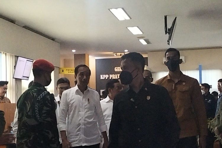 Presiden Jokowi mengunjungi Kantor Pelayanan Pajak (KPP) Pratama Kota Solo, Jawa Tengah, pada Kamis (9/3/2023).