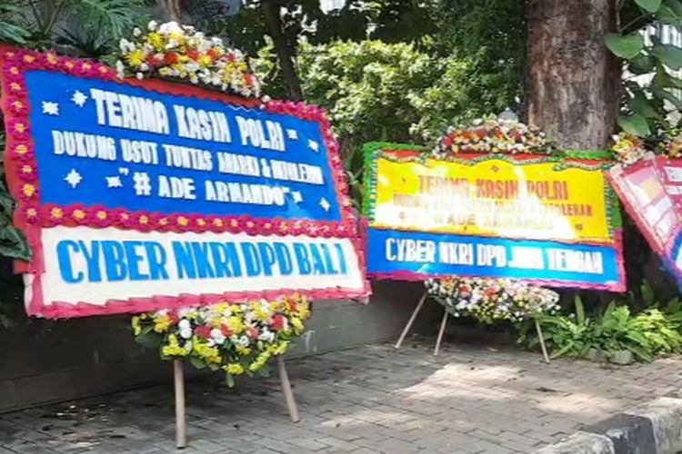 Karangan bunga bertuliskan dukungan usut kasus pengeroyokan Ade Armando berjejer di kawasan Mapolda Metro Jaya, Kamis (14/4/2022).