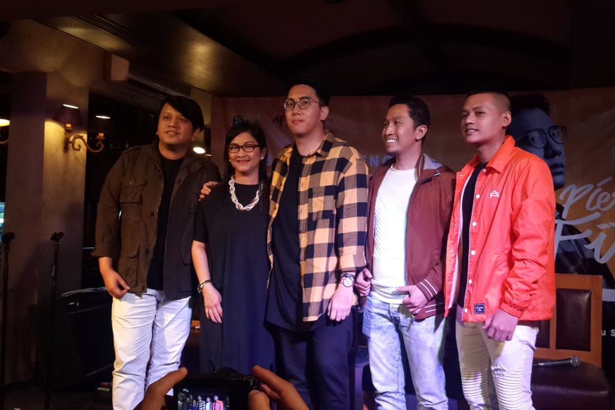 Penyanyi pendatang baru Pierre Fitz (tengah) bersama personel 3 Composers dan produser Maya Naratama dalam jumpa pers singel Tlah Berubah di Pisa Kafe, Menteng, Jakarta Pusat, Senin (18/3/2019).