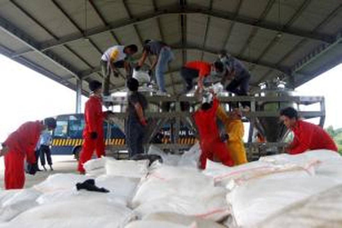 Petugas memasukkan NaCL (garam dapur yang diolah menjadi tepung) untuk disebarkan dalam awan sebagai operasi modifikasi cuaca di Lanud Halim Perdanakusuma, Jakarta, Selasa (14/1/2014). Pemerintah Provinsi DKI Jakarta bekerja sama dengan Badan Nasional Penanggulangan Bencana dan Badan Pengkajian dan Penerapan Teknologi akan mulai melakukan modifikasi cuaca dalam rangka mengurangi curah hujan di wilayah Bogor dan DKI Jakarta. Hal tersebut dilakukan dalam rangka mengantisipasi terjadinya banjir yang lebih besar di wilayah Jakarta.