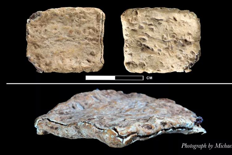 Tablet kutukan yang ditemukan di Israel pada 24 Maret 2022, setidaknya berusia 3.200 tahun.