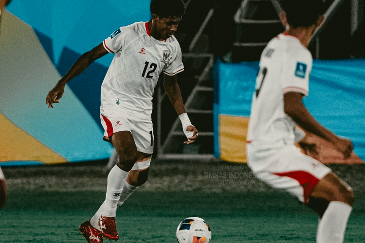 Aksi pemain Timnas U17 Indonesia, Peres Tjoe, pada laga Piala Asia U17 2026, Timnas U17 Indonesia vs Qatar, di Lapangan A King Abdullah Sports City, Jeddah, Arab Saudi, Sabtu (9/5/2026) pukul 23.30 WIB.
