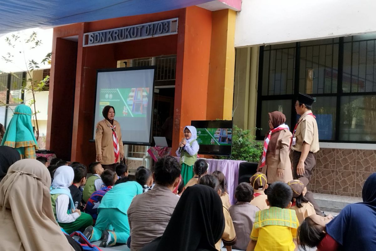 Peserta didik didorong untuk berani berbicara di depan umum di SDN Krukut, Taman Sari, Jakarta Barat, Rabu (12/7/2023). (KOMPAS.com/XENA OLIVIA)