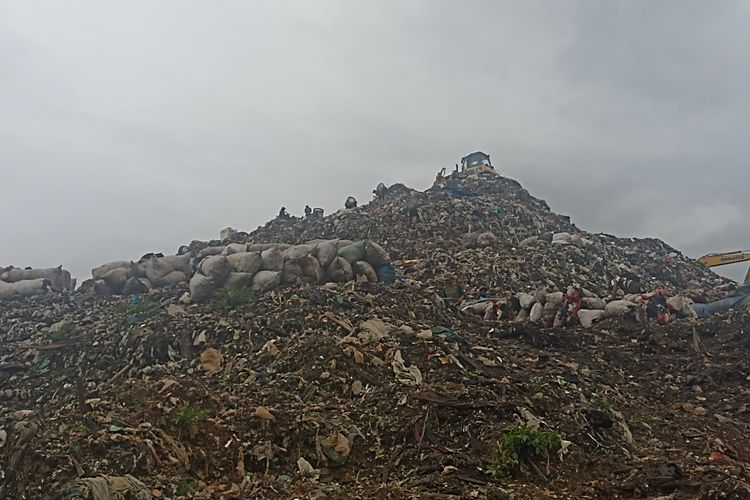 Gunungan sampah di TPST Bantargebang, Kamis (12/2/2026). Longsor di Bantargebang, Minggu (8/3/2026), bisa diakibatkan keterbatasan lahan dan banyaknya sampah. Ada pula dampak pada air lindi dan gas metana.