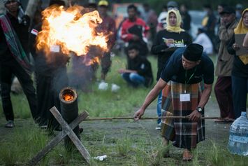 Gelegar Suara Meriam Bambu Sambut Ramadhan