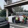 Polisi Taburi Pasir di Atas Tumpahan Oli akibat Kecelakaan Tunggal Mini Bus di Grogol