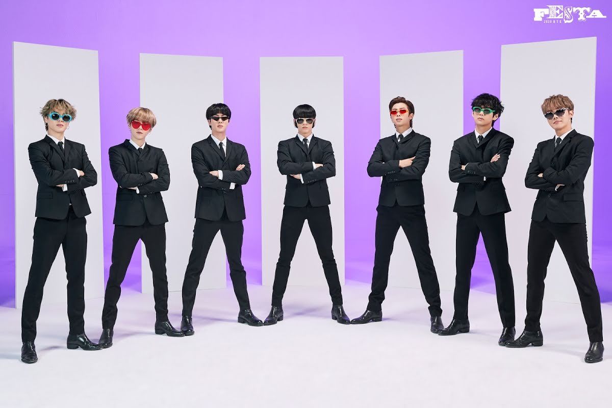 Jungkook (tengah) mengenakan kacamata dengan aksen cambang palsu. Kacamata itu dikabarkan langsung ludes diburu penggemar tak lama setelah foto dirilis.
