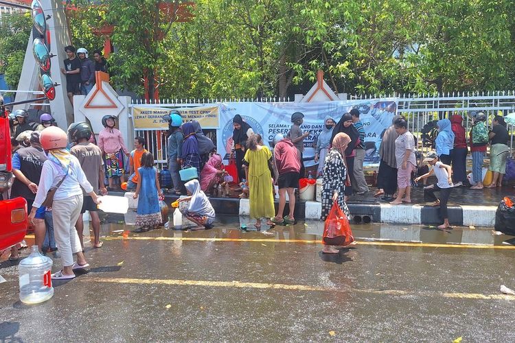 Warga yang mengais tumpahan minyak goreng di lokasi kecelakaan truk kontainer di depan UNM Makassar, Jalan A P Pettarani, Kota Makassar, Sulsel, Kamis (24/10/2024).