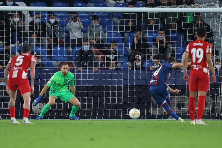 Pemain Levante Enis Bardhi saat mengeksekusi penalti ke gawang Atletico Madrid pada laga lanjutan LaLiga, kasta tertinggi Liga Spanyol, musim 2021-2022, di Stadion Ciutat de Valencia, Jumat (29/10/2021) dini hari WIB.