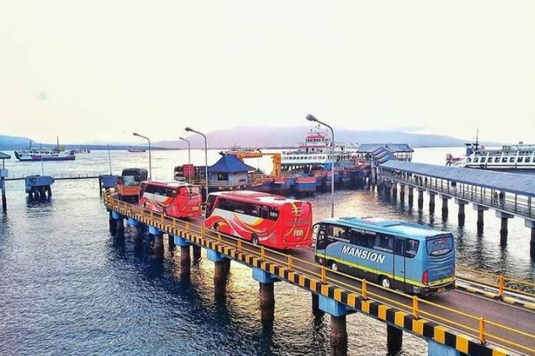 Kendaraan saat masuk ke Darmaga Pelabuhan Ketapang Banyuwangi 