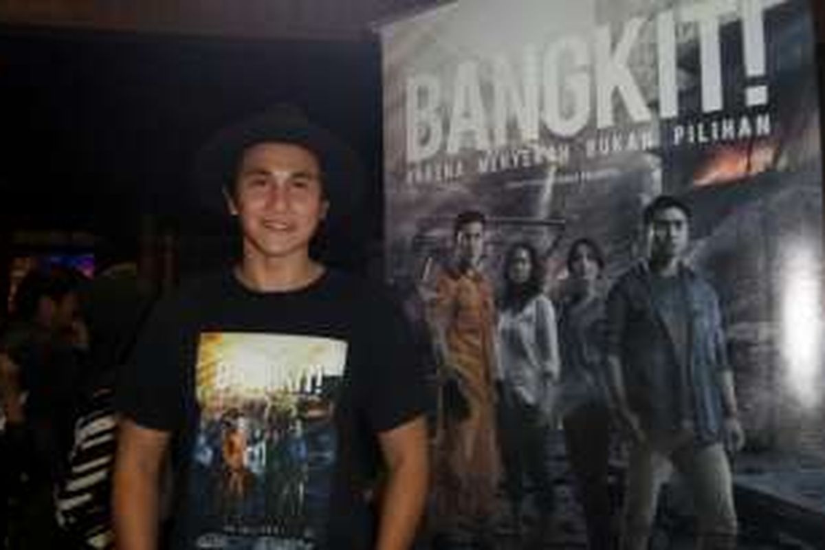 Artis peran Vino G Bastian saat ditemui di premiere film Bangkit di Plaza Indonesia, Jakarta Pusat, Senin (18/7/2016).