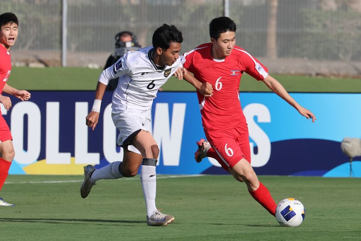 Perjuangan Timnas U17 Indonesia harus terhenti secara antikliimaks di perempat final Piala Asia U17 2025 Arab Saudi usai dipermalukan Korea Utara dengan skor mencolok 0-6, Senin (14/4/2025) di Stadion  King Abdullah Sports City, Jeddah. Aksi Evandra Florasta (putih) menghentikan aksi  pemain Korea Utara An Jin-sok.  