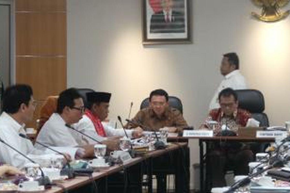 Gubernur DKI Jakarta Basuki Tjahaja Purnama dan Wakil Ketua Banggar DPRD DKI Mohamad Taufik memimpin rapat Banggar KUA-PPAS 2016, di Gedung DPRD DKI, Kamis (10/12/2015).