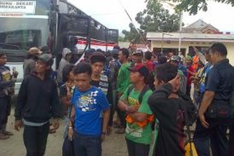 Tak kurang dari 400 Bonek Mania--suporter klub sepak bola Persebaya Surabaya-- dipulangkan dari Stasiun Kiaracondong, Kota Bandung, menggunakan 5 unit bus, Kamis (23/10/2014).