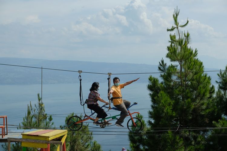 Pengunjung mencoba salah satu atraksi yang ada di Bukit Indah Simarjarunjung, salah satu wisata sekitar Danau Toba Sumatera Utara yang bisa dikunjungi.