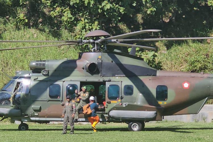 Dengan dukungan TNI Angkatan Udara (AU), para personel PLN diterbangkan dengan helikopter ke titik-titik tower terdampak yang tidak dapat diakses jalur darat untuk mempercepat recovery kelistrikan pascabencana Aceh, Minggu (30/11/2025).
