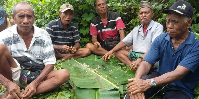 Tua adat dan pemilik lahan yang ikut melaksanakan ritual Podo Puzu di Sungai Waemokel dan Waekoe, Sabtu (2/12/2017). Ini merupakan ritual tahunan dalam memberantas hama belalang dan binatang lainnya yang merusakan tanaman di Kampung Padarambu, Kelurahan Watunggene, Kecamatan Kota Komba, Kabupaten Manggarai Timur, Flores, NTT.