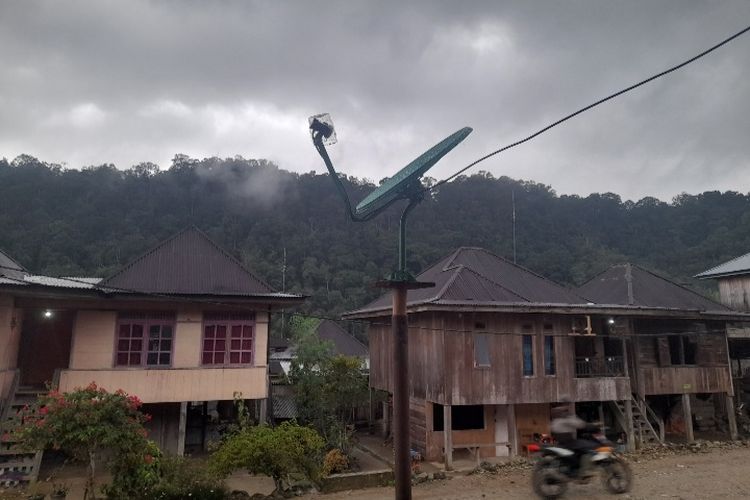 Kondisi Desa Rantau Kermas, Kecamatan Jangkat, Kabupaten Merangin, Jambi belum memiliki sinyal selama 78 tahun Indonesia merdeka, karena di daerah perbatasan Jambi-Bengkulu