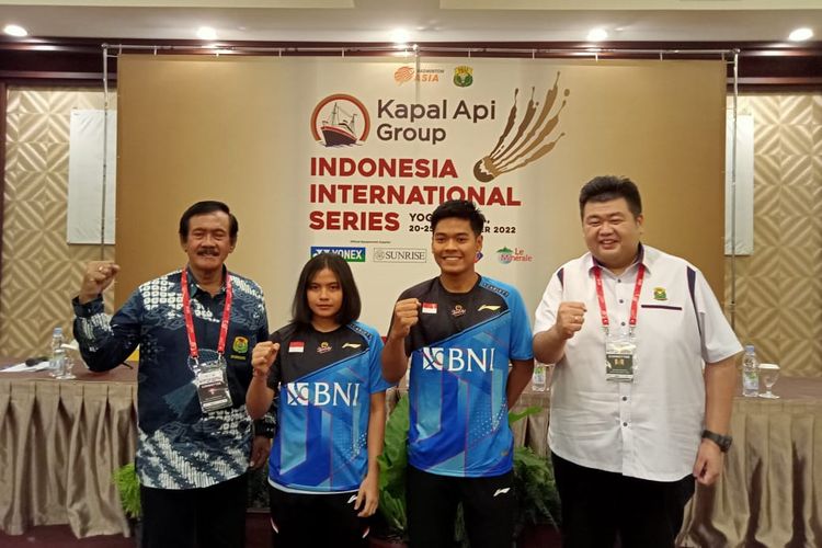 Ki-Ka: Suhartono (Ketum Pengprov PBSI DI Yogyakarta), Komang Ayu, Syabda Perkasa, dan Armand Darmadji (Ketua Pelaksana IIS 202) dalam konferensi pers Indonesia International Series 2022. IIS 2022 dijadwalkan berlangsung pada 20-25 September di Yogkarta.