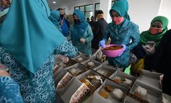 Keterlibatan Semua Pihak Dalam Gerakan Nasi Bungkus Diapresiasi Atalia Kamil