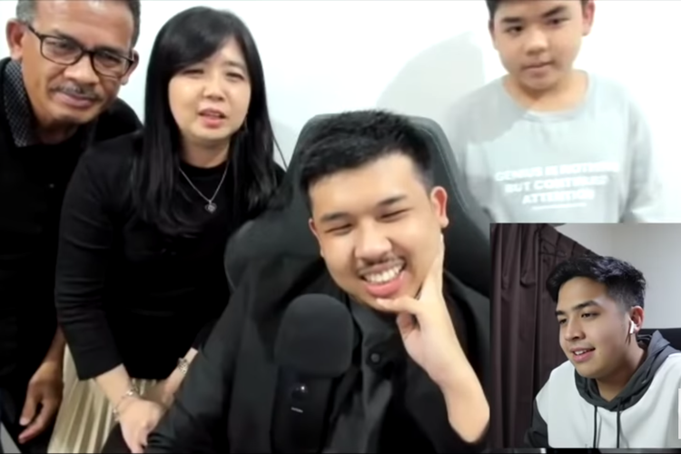 YouTuber Jehian Panangian dan Jerome Polin sedang bersama orangtua dan adik mereka membahas penghargaan Forbes 30 Under 30 Asia yang diraih pada April 2021.